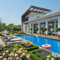 French style: the same backyard, romantic elegance with soft pastels