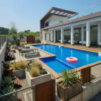 Industrial style: the same backyard, raw aesthetic with exposed materials