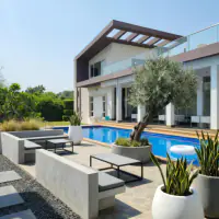 Minimalist style: the same backyard, less is more with essential elements