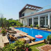 Tribal style: the same backyard, bold patterns with earthy textures
